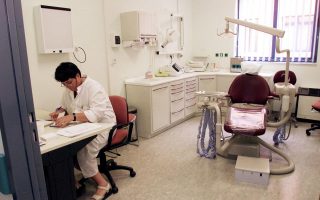 Κανείς δεν πίστευε, όταν πρωτοεμφανίστηκε το φαινόμενο του οδοντιατρικού τουρισμού προς τις γειτονικές χώρες πριν από 5 χρόνια, ότι η διαρροή της πελατείας θα ήταν τόσο έντονη, ώστε πολλοί στη Βόρεια Ελλάδα να κλείσουν τα ιατρεία τους.
