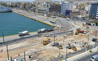 Ο σταθμός Πειραιά θα βρίσκεται ολόκληρος κάτω από τη στάθμη της θάλασσας, μπροστά στο διατηρητέο κτίριο του σταθμού του ΗΣΑΠ.