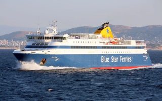 blue-star-ferries-ekptosi-50-sta-aktoploika-gia-neoys-foitites0