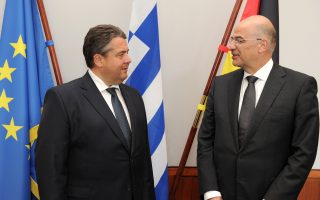 Ο υπουργός Ανάπτυξης και Ανταγωνιστικότητας, Νίκος Δένδιας (Δ) με τον αντικαγκελάριο και υπουργό Οικονομίας της Γερμανίας, Ζίγκμαρ Γκάμπριελ.