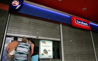 Τουρίστες πραγματοποιούν συναλλαγή σε ATM υποκαταστήματος της Eurobank στο κέντρο της Αθήνας,  Κυριακή 14 Ιουλίου 2013. Tο Ταμείο Χρηματοπιστωτικής Σταθερότητας (ΤΧΣ) ολοκλήρωσε το Σάββατο τη διαγωνιστική διαδικασία και αποφάσισε να προχωρήσει με την πώληση του  Ταχυδρομικού Ταμιευτηρίου στη Eurobank. ΑΠΕ-ΜΠΕ/ΑΠΕ-ΜΠΕ/ΣΥΜΕΛΑ ΠΑΝΤΖΑΡΤΖΗ