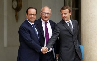 Ο Γάλλος πρόεδρος Φρανσουά Ολάντ (Α) με τον υπουργό Οικονομικών Μισέλ Σαπέν (Κ) και τον νέο υπουργό Οικονομίας Εμμανουέλ Μακρόν (Δ).