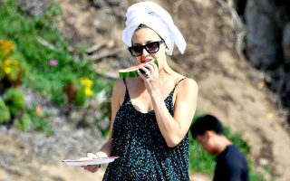 Kate Hudson attends to a party on the beach in malibu.