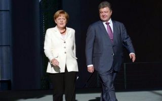 Η καγκελάριος της Γερμανίας Άγγελα Μέρκελ και ο πρόεδρος της Ουκρανίας Πέτρο Ποροσένκο.