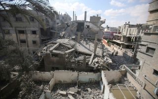 Συντρίμμια σπιτιού που σύμφωνα με μαρτυρίες χτυπήθηκε από ισραηλινή αεροπορική επιδρομή στη Ράφα, στη λωρίδα της Γάζας.