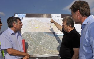 Ο υπουργός Υποδομών, Μεταφορών και Δικτύων, Μιχάλης Χρυσοχοΐδης (Κ) ενημερώνεται  για την πορεία των έργων της Ολυμπίας οδού, την Πέμπτη 7 Αυγούστου 2014, στην Κόρινθο.  Ο υπουργός Υποδομών, Μεταφορών και Δικτύων, Μιχάλης Χρυσοχοΐδης, επισκέφτηκε τα εν εξελίξει έργα της Ολυμπίας Οδού, όπου  ενημερώθηκε  για την πορεία εκτέλεσης τους και παρέδωσε στην κυκλοφορία το τμήμα Αρχαία Κόρινθος -Ζευγολατιό, μήκους 6,5 χλμ.   ΑΠΕ-ΜΠΕ/ ΑΠΕ-ΜΠΕ/ ΨΩΜΑΣ ΒΑΣΙΛΗΣ