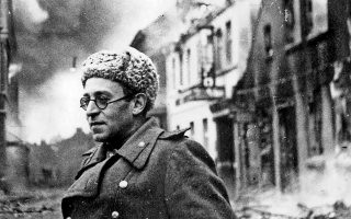 Ο συγγραφέας Βασίλι Γκρόσμαν στην κόλαση του Στάλινγκραντ, όπου κάλυψε τις λυσσαλέες μάχες ως ανταποκριτής.
