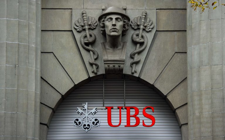 Πιστοποιητικά φορολογικής νομιμότητας ζητεί από τους πελάτες της η UBS