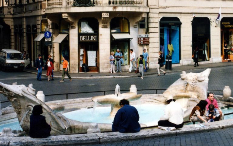 Ιταλία: «Επιστροφή» των εισοδημάτων στο 1986
