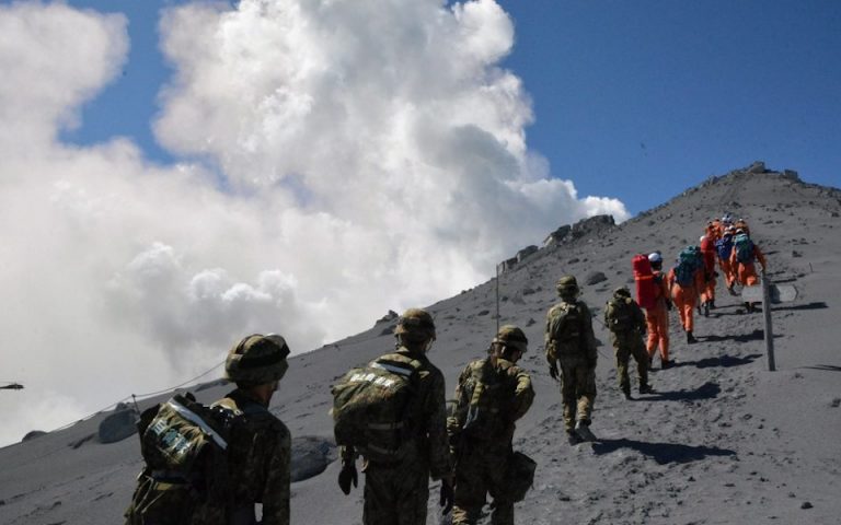 Ιαπωνία: ξανάρχισαν οι προσπάθειες διάσωσης των 27 ορειβατών