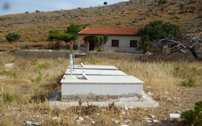 Κατεδαφίστηκε το παράνομο νεκροταφείο Γλυφάδας
