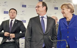 Από αριστερά: ο Ιταλός πρωθυπουργός Ματέο Ρέντσι, ο Γάλλος πρόεδρος Φρανσουά Ολάντ και η Γερμανίδα καγκελάριος Αγκελα Μέρκελ, λίγο πριν από τη συνέντευξη Τύπου, στην έκτακτη σύνοδο της Ευρωπαϊκής Ενωσης για την αντιμετώπιση της ανεργίας των νέων, στο Μιλάνο.