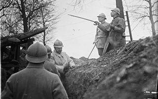 Γάλλοι αξιωματικοί στα χαρακώματα του Α΄ Παγκοσμίου Πολέμου, όπου διαδραματίζεται μεγάλο μέρος του μυθιστορήματος «Καλή αντάμωση εκεί ψηλά».