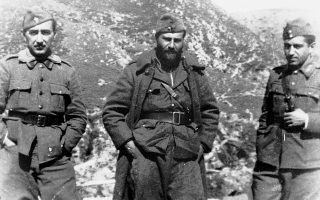 Δέλβινο, Βόρεια Ηπειρος. Αλβανικό Μέτωπο. Πόλεμος ’40- ’41. Ο Οδυσσέας Ελύτης, στο μέσον, στη διάρκεια μιας επιστροφής από την πρώτη γραμμή του μετώπου.