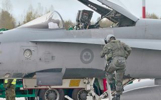 Καναδός χειριστής μαχητικού F-18 Hornet στη Λιθουανία πηδά στο αεροσκάφος, έχοντας λάβει τη διαταγή άμεσης απογείωσης «scramble, scramble».