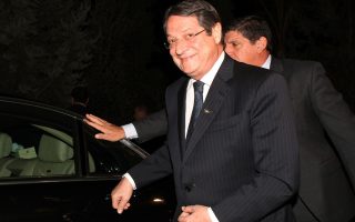 Ο πρόεδρος της Κυπριακής Δημοκρατίας Νίκος Αναστασιάδης (ΦΩΤΟ) κατά την άφιξή του για την άτυπη συνάντηση του με τον Τουρκοκύπριο ηγέτη, Ντερβίς Έρογλου σε εστιατόριο στα όρια της νεκρής ζώνης στη Λευκωσία,  Δευτέρα 25 Νοεμβρίου 2013. Τους δύο ηγέτες συνοδεύουν οι διαπραγματευτές, Ανδρέας Μαυρογιάννης και Οσμάν Ερτούγ και σύμβουλοί τους. ΑΠΕ ΜΠΕ/ΑΠΕ ΜΠΕ/ΚΑΤΙΑ ΧΡΙΣΤΟΔΟΥΛΟΥ