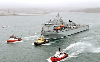 Σκάφος του βρετανικού Ναυτικού με ιατρικό εξοπλισμό κατευθύνεται προς τη Σιέρα Λεόνε.