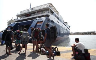 Νεαροί τουρίστες περιμένουν να επιβιβαστούν σε επιβατηγό πλοίο με προορισμό τις Κυκλάδες, στο λιμάνι του Πειραιά, Αθήνα, Σάββατο 27 Ιουλίου 2013. ΑΠΕ-ΜΠΕ/ΑΠΕ-ΜΠΕ/ΑΛΚΗΣ ΚΩΝΣΤΑΝΤΙΝΙΔΗΣ