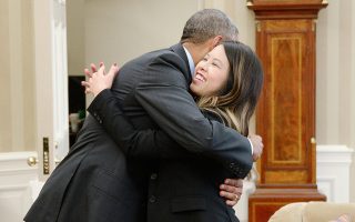Στην Ουάσιγκτον ο πρόεδρος των ΗΠΑ Μπαράκ Ομπάμα έσπευσε να καθησυχάσει τους ανήσυχους Αμερικανούς πολίτες αγκαλιάζοντας στο Οβάλ Γραφείο τη νοσοκόμα από το Ντάλας Νίνα Φαμ, την οποία έκανε δεκτή στο Λευκό Οίκο.