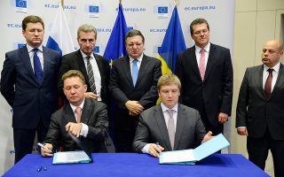 Στιγμιότυπο από την υπογραφή της τριμερούς συμφωνίας για το φυσικό αέριο στις Βρυξέλλες.