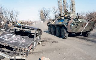Τεθωρακισμένο του ουκρανικού στρατού περνάει από σημείο ελέγχου στο Ντεμπάλτσεβε της Ανατολικής Ουκρανίας.