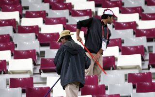 Το Κατάρ συνεχίζει τις πυρετώδεις προετοιμασίες με στόχο να διοργανώσει το πιο δύσκολο (οργανωτικά) Παγκόσμιο Κύπελλο του 2022, όμως οι αποκαλύψεις, με κεντρικό άξονα τη FIFA, πληθαίνουν.
