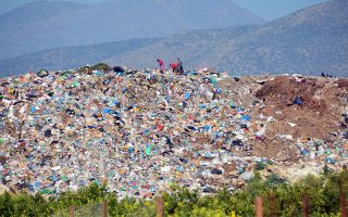 Σύμφωνα με τα τελευταία στοιχεία του υπουργείου Περιβάλλοντος, σε όλη τη χώρα λειτουργούν 49 χωματερές.