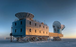 Το εργαστήριο που στεγάζει το τηλεσκόπιο BICEP2 κoντά στον Νότιο Πόλο και όπου οι επιστήμονες προσπάθησαν να ανιχνεύσουν το σήμα των βαρυτικών κυμάτων.