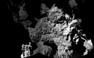 Η επιφάνεια του κομήτη 67Ρ, σε μία από τις πρώτες φωτογραφίες που έδωσε στη δημοσιότητα η Ευρωπαϊκή Εταιρεία Διαστήματος (ESA). Ο «Φίλαι» προσεδαφίστηκε με επιτυχία πάνω στον παγωμένο βράχο που περιφέρεται στο Διάστημα.