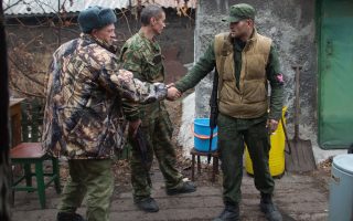 Δύο φιλορώσοι αντάρτες ανταλλάσσουν χειραψία σε μια ανάπαυλα των εχθροπραξιών, στα περίχωρα του αεροδρομίου του Ντονέτσκ.
