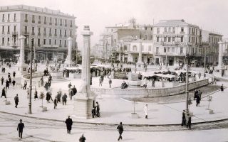 Η πλατεία Ομονοίας στα μέσα της δεκαετίας του ’30, όταν είχαν στηθεί για βραχύ διάστημα οι διακοσμητικές Μούσες.