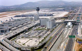 Οι ξένες αεροπορικές εταιρείες καθυστερούν να οριστικοποιήσουν το πτητικό τους πλάνο για το 2015 στην Αθήνα, αναμένοντας την τροπή των πολιτικών εξελίξεων, σύμφωνα με πληροφορίες από το αεροδρόμιο «Ελ. Βενιζέλος».