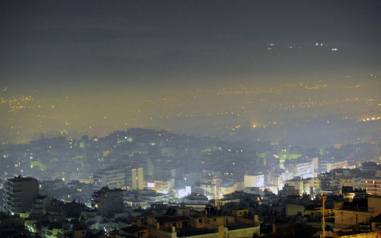 ΥΠΕΚΑ: Πυκνό σύννεφο καπνού ξανά πάνω από την Αθήνα