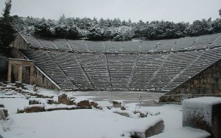 Σπάνιας ομορφιάς θέαμα προσέφερε χθες το Αρχαίο Θέατρο της Επιδαύρου που καλύφθηκε από χιόνι. Οι χιονοπτώσεις στην Πελοπόννησο και άλλες περιοχές της χώρας δημιούργησαν σκηνικά μεγαλείου και απλότητας. Η Επίδαυρος, τυλιγμένη στη λευκή σιωπή της, καταγράφηκε και χθες, με μία άλλη εικόνα, ως ένας τόπος μοναδικής χάρης που συνδύαζε την αύρα της Ιστορίας και της Φύσης.