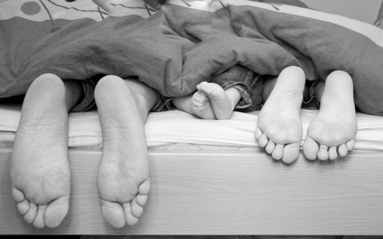 Κίνδυνος άσθματος για τα μικρά παιδιά που κοιμούνται με τους γονείς
