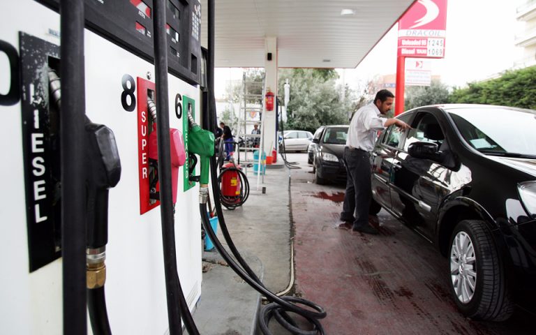 Fuel Pass 2: Πώς θα πάρετε το επίδομα βενζίνης – Παραδείγματα με τα ποσά