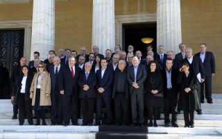 Η πρώτη οικογενειακή φωτογραφία της νέας κυβέρνησης ΣΥΡΙΖΑ και ΑΝΕΛ χθες, αμέσως μετά τη λήξη του πρώτου υπουργικού συμβουλίου. Στην πρώτη σειρά, οι υφυπουργοί κυρίες Θεανώ Φωτίου, Τασία Χριστοδουλοπούλου, ο υφυπουργός κ. Τέρενς Κουίκ, ο υπουργός Εθνικής Αμυνας κ. Πάνος Καμμένος, πρόεδρος ΑΝΕΛ, ο αντιπρόεδρος κυβέρνησης κ. Γιάννης Δραγασάκης, ο πρωθυπουργός κ. Αλέξης Τσίπρας, πρόεδρος του ΣΥΡΙΖΑ, ο υπουργός Εσωτερικών κ. Νίκος Βούτσης, ο υπουργός Περιβάλλοντος και Ενέργειας κ. Παναγιώτης Λαφαζάνης, η αν. υπουργός Οικονομικών κ. Νάντια Βαλαβάνη, ο αν. υπουργός Παιδείας κ. Τάσος Κουράκης, η αν. υπουργός για την καταπολέμηση της ανεργίας, κ. Ράνια Αντωνοπούλου. Πίσω, οι υπόλοιποι σαράντα, σιγά σιγά θα μάθουμε ονόματα και υπουργεία... (Phasma Γιώργος Νικολαΐδης).