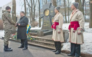 Ο Ουκρανός πρόεδρος Πέτρο Ποροσένκο σε τελετή μνήμης για την 97η επέτειο της μάχης εναντίον του Κόκκινου Στρατού στο Κρούτι, στις 19 Ιανουαρίου 1918.