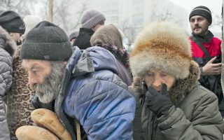 Ντόπιοι παραλαμβάνουν δωρεάν ψωμί στο Ντεμπαλτσέβε στην περιοχή του Ντονέτσκ. «Υπάρχουν ελλείψεις στα πάντα», καταγγέλλουν οι Γιατροί Χωρίς Σύνορα.