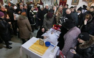 Πολίτες της Μαριούπολης συνοδεύουν στην τελευταία της κατοικία την 27χρονη Ολγκα Αμπντουρασίτοβα, ένα από τα θύματα των βομβαρδισμών του Σαββατοκύριακου.