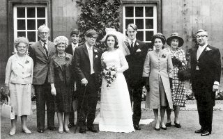 O γάμος του Στίβεν Χόκινγκ με την Τζέιν Γουάιλντ, που έγινε τον Ιούλιο του 1964. Εκείνος ήταν 22 ετών κι εκείνη 20.