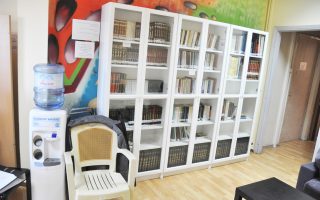 Η βιβλιοθήκη έχει δημιουργηθεί χάρη στις απλόχερες δωρεές πολιτών και μέχρι στιγμής έχουν αρχειοθετηθεί 1.700 βιβλία.