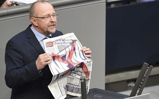 Ο Αξελ Σέφερ, βουλευτής των Γερμανών Σοσιαλδημοκρατών, κρατάει ένα αντίτυπο της Bild με τον πρωτοσέλιδο τίτλο «Οχι άλλα δισεκατομμύρια για τους άπληστους Ελληνες», τον οποίο ο ίδιος έχει διαγράψει με ένα κόκκινο Χ, διακηρύσσοντας έτσι την αντίθεσή του στην αναπαραγωγή στερεοτύπων εις βάρος των Ελλήνων. Η γερμανική Βουλή ψήφισε χθες με την ευρύτερη μέχρι σήμερα πλειοψηφία υπέρ της τετράμηνης παράτασης του ελληνικού προγράμματος. Δεν έλειψαν οι διαρροές (32 αρνητικές ψήφοι και 13 αποχές).