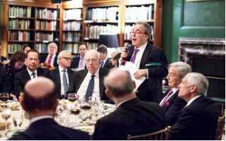 Χαρακτηριστική φωτογραφία από το κλειστό δείπνο: (από αριστερά) ο επενδυτής John Paulson, ο πρεσβευτής Martin Indyk, ο chairman Paul Volcker, o οικοδεσπότης Στέλιος Ζαββός, o George Soros και ο στρατηγός Wesley Clark.