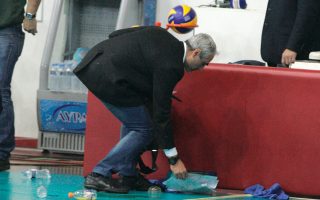 O προπονητής του ΠΑΟΚ, Γ. Καλμαζίδης, εν μέσω αντικειμένων...