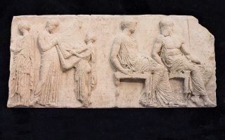 O ιερός πέπλος της Aθηνάς (περ. 438-432 π.X.) από τον Φειδία. Στην ανατολική πλευρά της ζωφόρου του Παρθενώνα από την Πομπή των Παναθηναίων, εικονίζεται η παράδοση του Πέπλου και στην ίδια πλευρά δύο θεοί του Oλύμπου. (Bρετανικό Mουσείο)