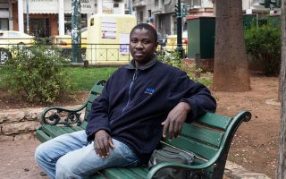 Ο Μάικλ Κακέμπο, μετανάστης από την Ουγκάντα, πέρασε τις πρώτες ημέρες της απελευθέρωσής του από κέντρο κράτησης στην Κόρινθο σε παγκάκι της Αθήνας. Σήμερα φιλοξενείται σε σπίτι φίλων.