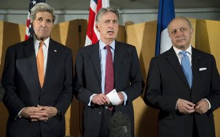 British Foreign Secretary Philip Hammond (C), flanked by U.S. Secretary of State John Kerry (L) and French Foreign Minister Laurent Fabius (R), makes a statement about their meeting regarding recent negotiations with Iran over Iran's nuclear program in London, England March 21, 2015.     REUTERS/Brian Snyder