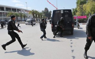 epa04667708 Members of the Tunisian security services take up a position after gunmen reportedly took hostages near the country's parliament, outside the National Bardo Museum, Tunis, Tunisia, 18 March 2015. According to local reports eight people were killed, mostly tourists, when gunmen attacked the popular Bardo museum, allegedly taking others hostage as members of the security services deploy around the museum's buildings allegedly trading fire with the militants inside.  EPA/MOHAMED MESSARA
