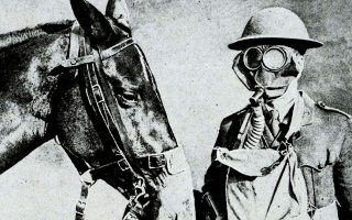 Αγγλος στρατιώτης με το άλογό του, φορώντας αντιασφυξιογόνο μάσκα για τον φόβο των χημικών αερίων.